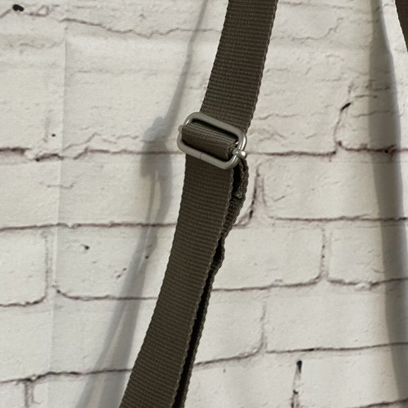 Baggallini Crossbody Purse Travel Tan Khaki Excellent Condition - Picture 8 of 16